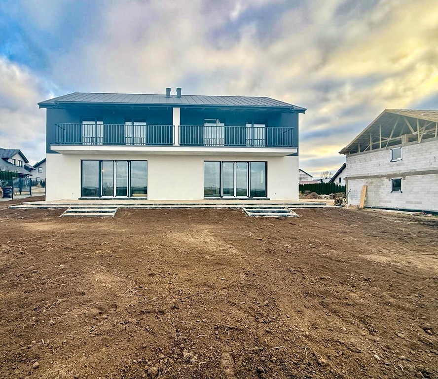 ,, Dom W Klematisach 28 (b) Lustrzane Odbicie ”