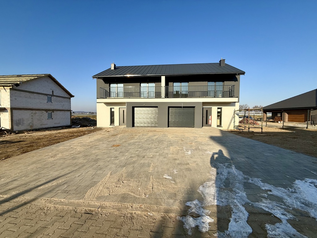 ,, Dom W Klematisach 28 (b) Lustrzane Odbicie ”